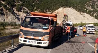 Yol çizgi kamyonuna otomobil çarptı: 1 ölü, 2 yaralı