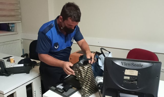 Yolda bulunan çantadan tabanca çıktı