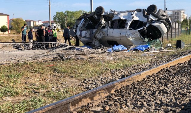 Yük treni işçi servisine çarptı: 4 ölü, 3&#039;ü ağır 8 yaralı