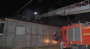 Yüksekova'da çatı yangını korkuttu, mahalleli seferber oldu