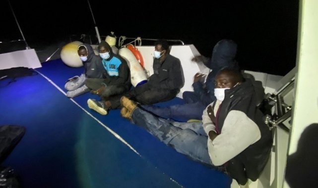 Yunanistan&#039;ın geri ittiği 5 düzensiz göçmen kurtarıldı