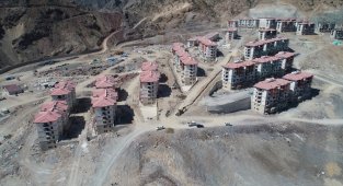 Yusufeli ilçe merkezinin taşınacağı yeni yerinde çalışmalar tüm hızıyla devam ediyor