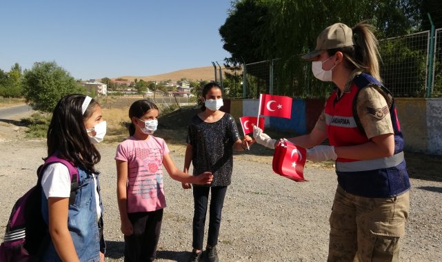 Yüz yüze eğitime başlayan öğrencilere Mehmetçik&#039;ten Türk bayraklı sürpriz