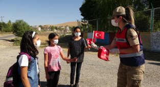 Yüz yüze eğitime başlayan öğrencilere Mehmetçik'ten Türk bayraklı sürpriz
