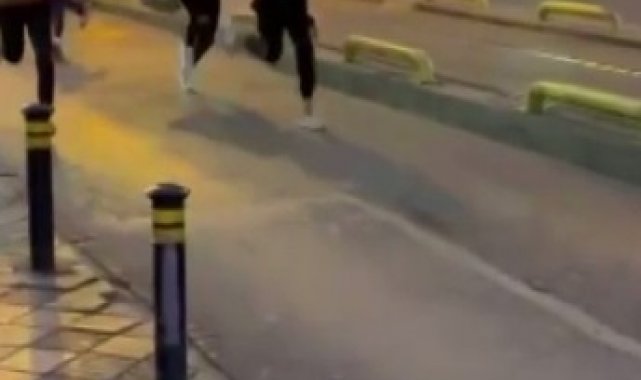 Zeytinburnu&#039;nda okul çıkışında bıçaklı kavga: 1 yaralı