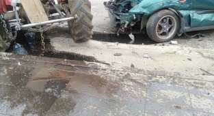 Zincirleme kazada traktör ikiye bölündü: 3 yaralı