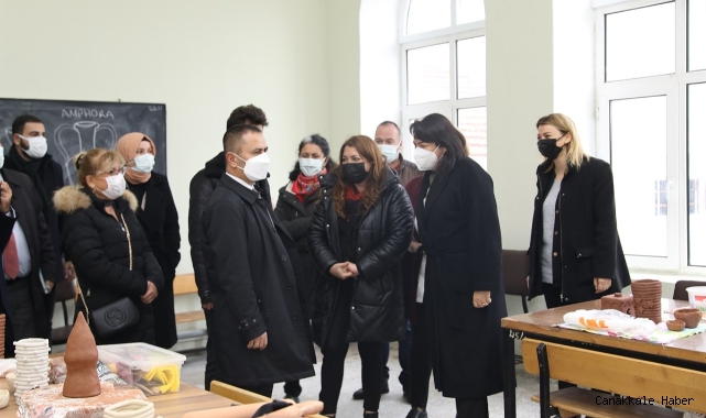 Büyük emekle hazırlanan eserleri inceledi