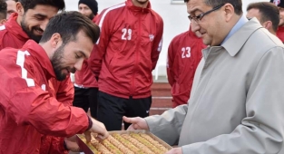 Başkan Öz’den baklava ikramı