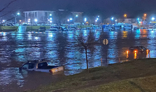 Çay taştı, araçlar sular altında kaldı