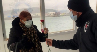 GESTAŞ iskelelerinde çiçeklerle karşılandılar