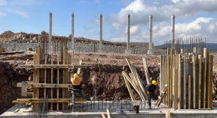 İlk fabrikanın kolonları yükseliyor