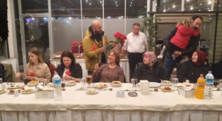 Kadın çalışanlara karanfilli kutlama