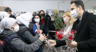 Kadın emekçilere karanfil dağıtıldı