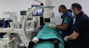 Kronik ağrısı olan bu kliniğe geliyor