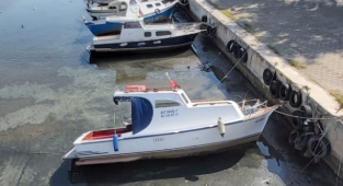 Sarıçay’da tekneler karaya oturdu