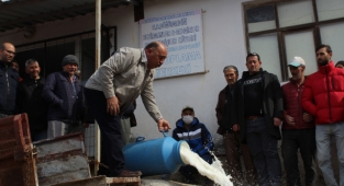 Süt üreticilerinden tarihi protesto