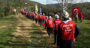 İzciler şehitler anısına yürüdü