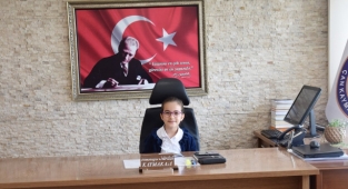 Kaymakam koltuğuna oturdu