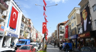 Kent sokakları bayraklarla donatıldı