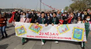 Kutlamalar kortej yürüyüşüyle başladı