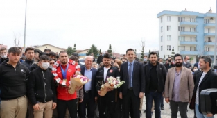 Memleketinde coşkuyla karşılandı