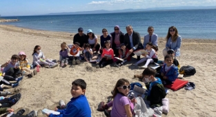 Sahilde kitap okuma etkinliği