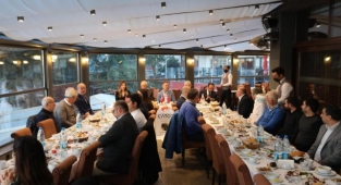 Turizmcilerle iftar yemeğinde buluştu