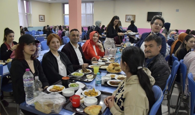Üniversite öğrencileriyle iftar yaptı