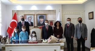 Vali Aktaş makamını öğrenciye emanet etti