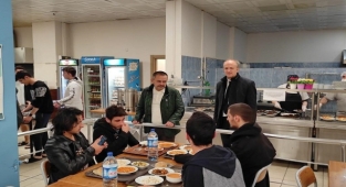 Vali Aktaş öğrencilerle iftar yaptı