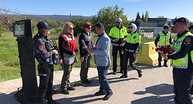 Annelere karanfil takdim edildi