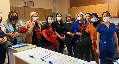 Hemşirelere karanfilli kutlama