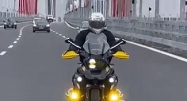 Motosikletiyle köprüden geçti
