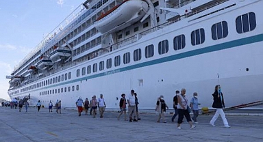 Kruvaziyer gemileri limana yanaşıyor