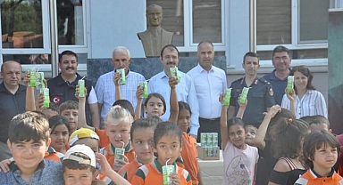 Öğrencilere süt ikramı