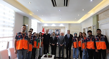 Öğrencileri tebrik etti