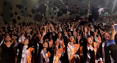 Öğrencilerin mezuniyet coşkusu