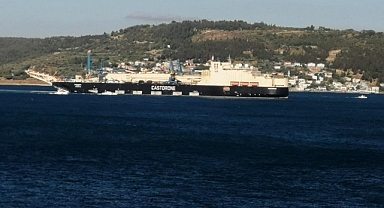 'Castorone' Çanakkale Boğazı'ndan geçti