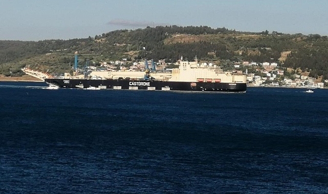 &#039;Castorone&#039; Çanakkale Boğazı&#039;ndan geçti