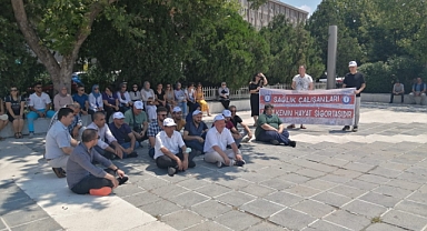 Cumhuriyet Meydanı’nda oturma eylemi