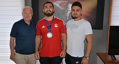 Lapseki'ye madalya ile döndü