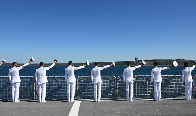 Şehitler Abidesi&#039;ni selamladılar