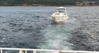 Arızalanan tekne limana yanaştırıldı