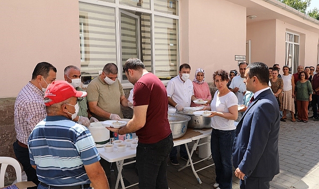 Aşure dağıtıldı