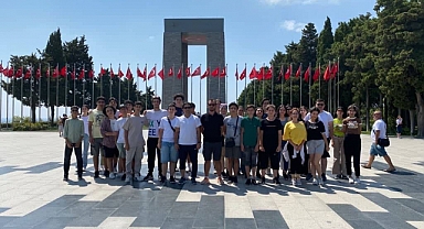 Kartepe'nin gençleri Şehitler Abidesi'nde