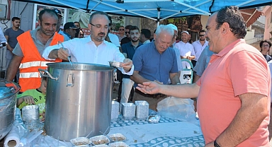 Lapseki Belediyesi’nden aşure ikramı