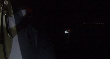 Lastik bottaki göçmenler kurtarıldı