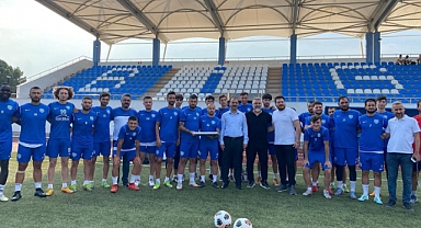 Sporculara tatlı ikram etti