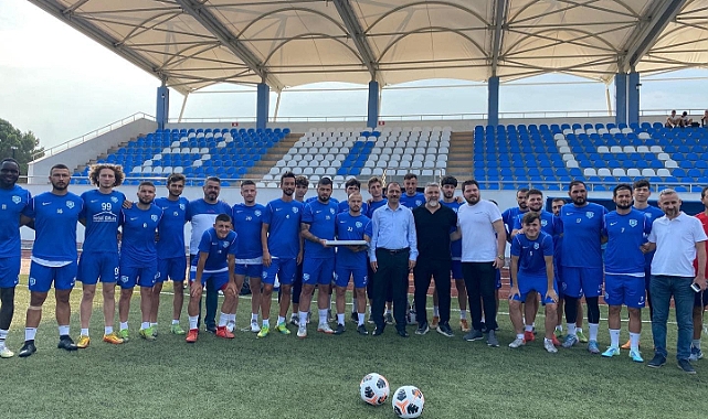 Sporculara tatlı ikram etti