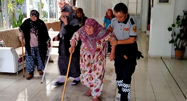 Ateş savaşçıları vatandaşların yanında